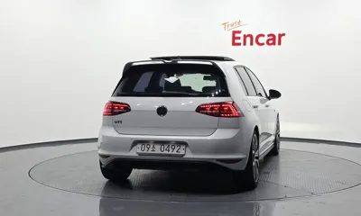 Volkswagen Golf 2016, 102388 км, за 10371.54 USD