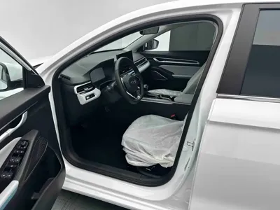 Geely Emgrand 2023, 6500 км, за 10594.26 USD - фото 9