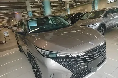 Roewe RX5 New Energy 2023, 35100 км, за 10991 USD - фото 12