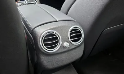 Mercedes-Benz C-Class 2017, 15300 км, за 44234.55 USD - фото 31
