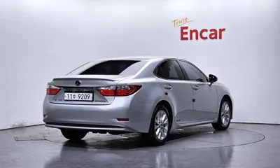 Lexus ES 2015, 126665 км, за 10603.7 USD