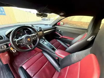Porsche 718 2018, 80000 км, за 36489.66 USD