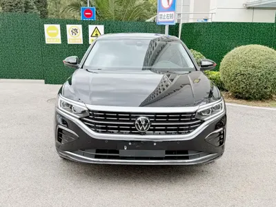 Volkswagen Passat 2025, 24000 км, за 18981.39 USD