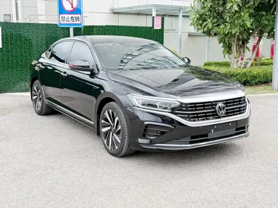 Volkswagen Passat 2025, 24000 км, за 18981.39 USD