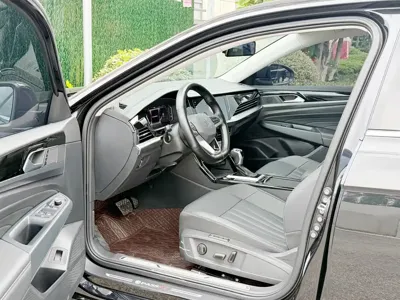 Volkswagen Passat 2025, 24000 км, за 18981.39 USD