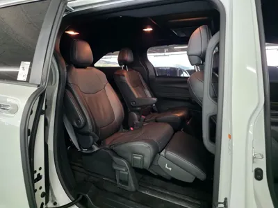 Toyota Sienna 2025, 9209 км, за 40101.09 USD - фото 12