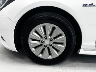 Hyundai Sonata 2015, 112407 км, за 5579.62 USD