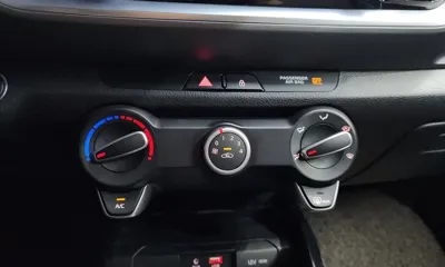 Kia Stonic 2019, 69784 км, за 7877.12 USD - фото 32