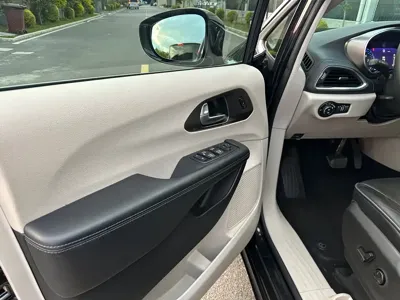 Chrysler Grand Voyager (Import) 2017, 110000 км, за 17431.11 USD - фото 9
