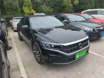 Volkswagen Passat 2023, 107500 км, за 14316.97 USD