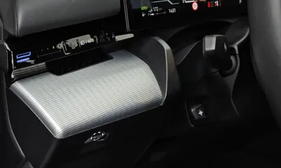 BMW 5-Series 2024, 15557 км, за 46934.49 USD - фото 27