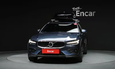 Volvo V60 2021, 28002 км, за 24380.57 USD