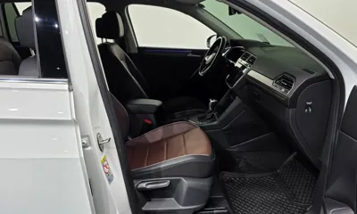 Volkswagen Tiguan 2022, 81115 км, за 16807.83 USD - фото 11