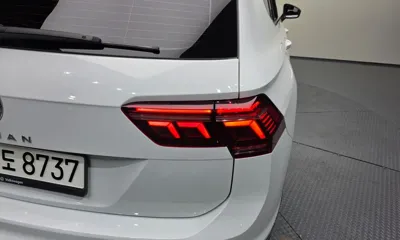 Volkswagen Tiguan 2022, 81115 км, за 16807.83 USD - фото 23