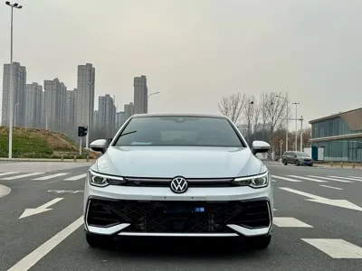 Volkswagen Golf 2024, 7000 км, за 18544.24 USD