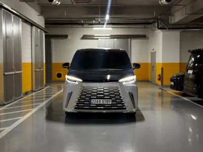Lexus LM · 2025 год