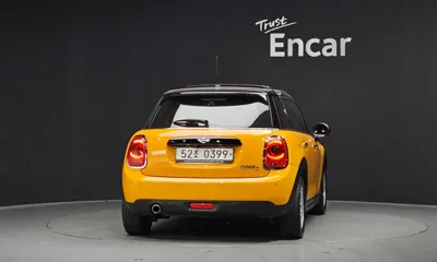 MINI Cooper 2016, 64513 км, за 5612.45 USD