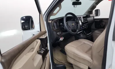 Chevrolet Express Van 2017, 54854 км, за 23303.14 USD - фото 10