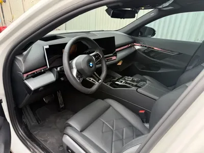 BMW 5-Series 2026, 4807 км, за 58356.31 USD - фото 8