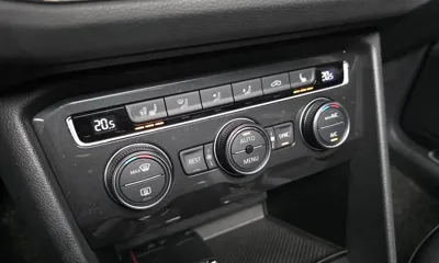 Volkswagen Tiguan 2020, 110923 км, за 12734.67 USD - фото 16