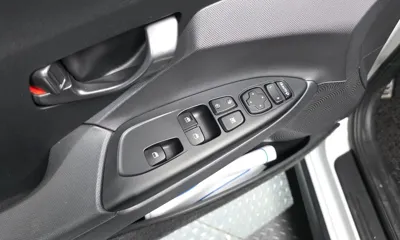 Hyundai Veloster 2018, 116227 км, за 6825.71 USD - фото 18