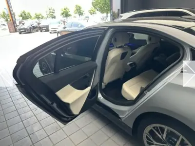 BMW 5-Series 2025, 25171 км, за 42540.74 USD - фото 12