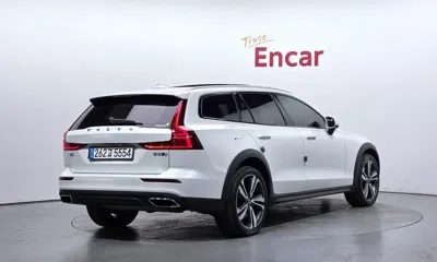 Volvo V60 2021, 96645 км, за 19764.69 USD