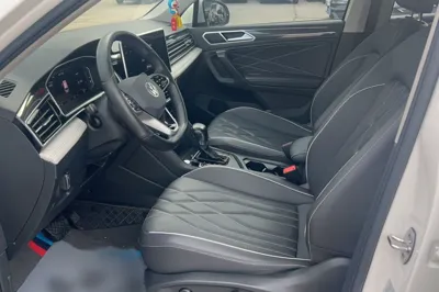Volkswagen Tiguan L 2022, 72900 км, за 16754 USD - фото 12