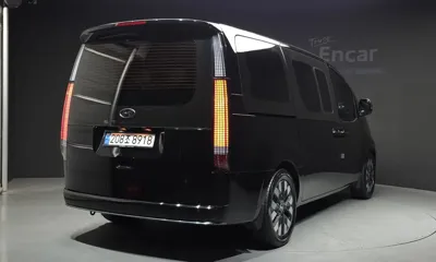 Hyundai Staria 2023, 65557 км, за 17054.48 USD