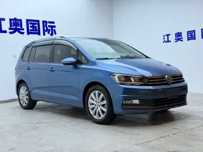 Volkswagen Touran 2023, 35000 км, за 15294.16 USD