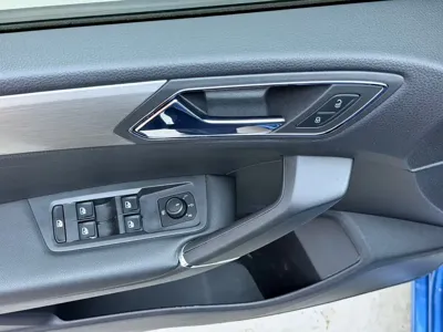 Volkswagen Touran 2023, 35000 км, за 15294.16 USD
