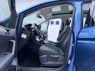 Volkswagen Touran 2023, 35000 км, за 15294.16 USD