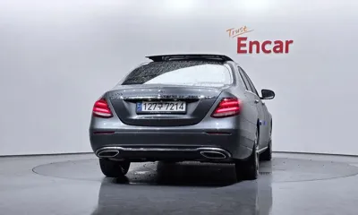 Mercedes-Benz E-Class 2017, 128014 км, за 12751.9 USD