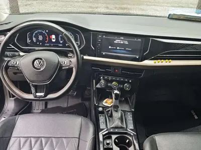 Volkswagen Passat 2019, 111000 км, за 12070.34 USD
