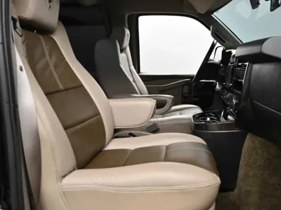Chevrolet Express Van 2018, 82699 км, за 19450.97 USD - фото 9