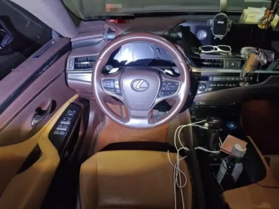 Lexus ES 2019, 124800 км, за 21291.52 USD