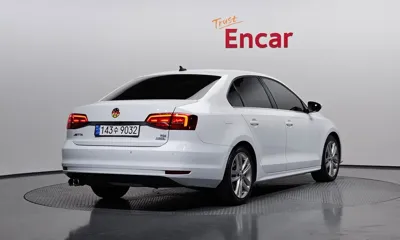 Volkswagen Jetta 2016, 95036 км, за 5616.12 USD