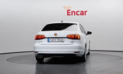 Volkswagen Jetta 2016, 95036 км, за 5616.12 USD