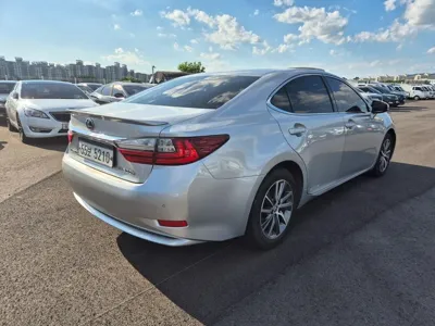 Lexus ES 2017, 282390 км, за 10093.11 USD