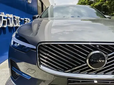 Volvo XC60 2025, 11000 км, за 28006.18 USD