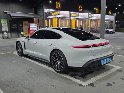 Porsche Taycan 2023, 43500 км, за 70977.38 USD