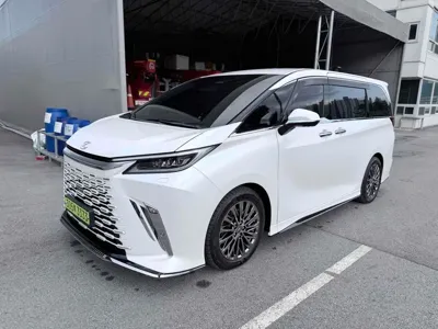 Lexus LM 2025, 4400 км, за 112691.78 USD
