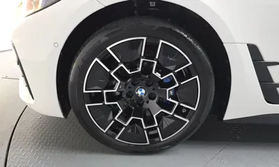BMW i4 2025, 25610 км, за 36988.87 USD