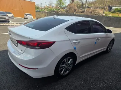 Hyundai Avante 2018, 122553 км, за 5244.85 USD