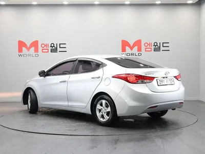 Hyundai Avante 2014, 122016 км, за 2166.28 USD