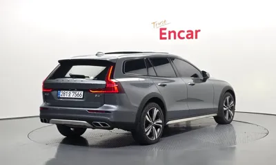 Volvo V60 2021, 52047 км, за 18970.72 USD