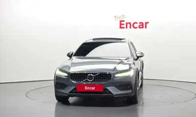 Volvo V60 2021, 52047 км, за 18970.72 USD