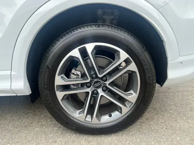 Audi Q5 2025, 1863 км, за 37053.88 USD