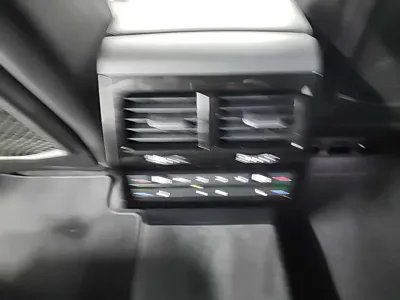 Volkswagen Touareg 2020, 80333 км, за 29210.98 USD - фото 13