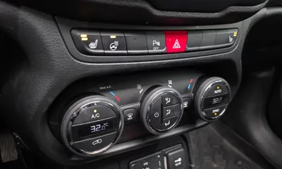 Jeep Renegade 2015, 70519 км, за 5616.12 USD - фото 16